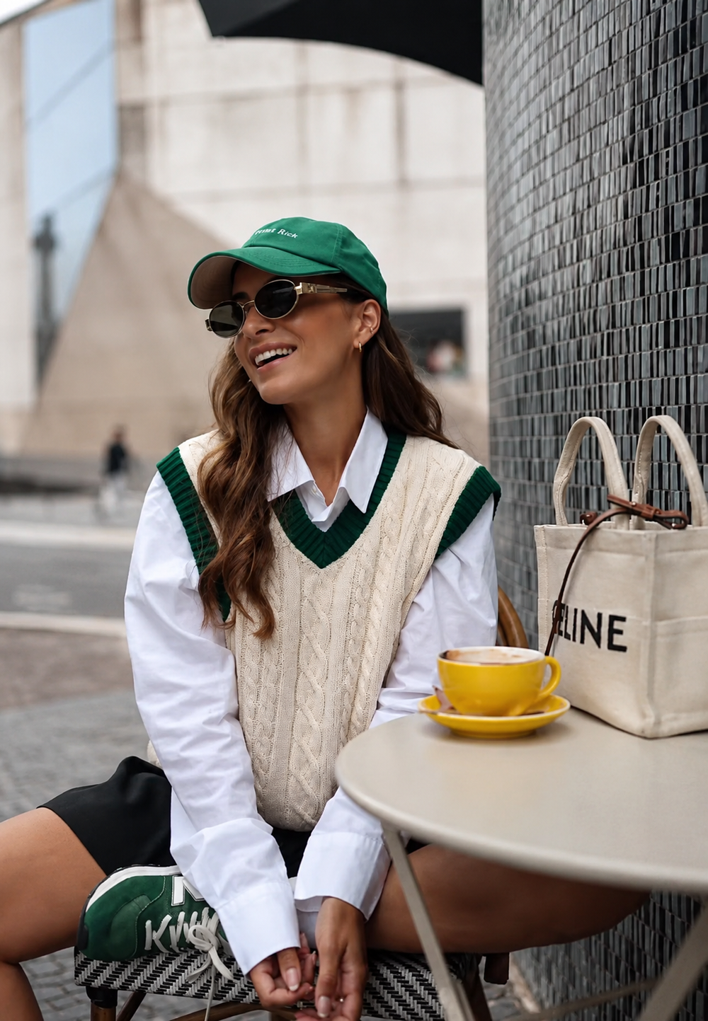 Gilet femme chic en tricot de maille torsadée, col V, parfait pour un look élégant et chaud en automne.