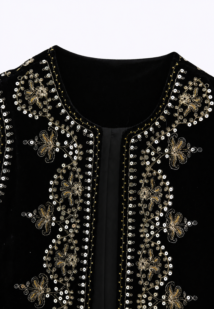 Gilet chic pour femme en velours doux, orné de motifs floraux brodés, idéal mi-saison.