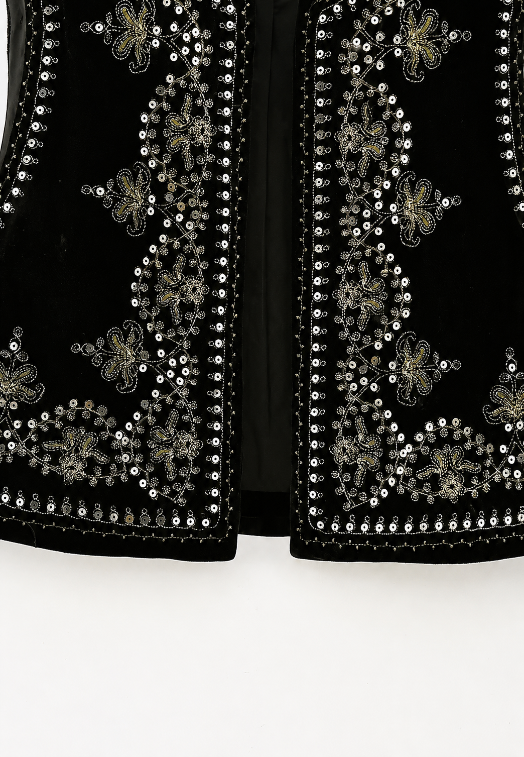 Silhouette d'une femme portant un gilet en velours brodé floral, élégant et confortable.