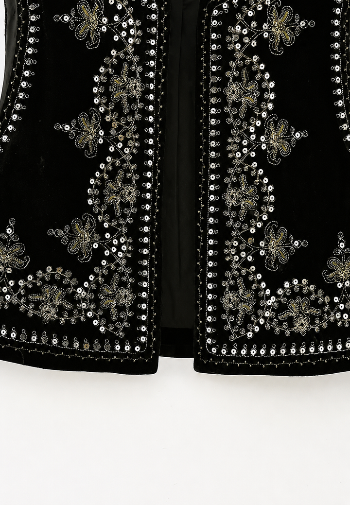 Silhouette d'une femme portant un gilet en velours brodé floral, élégant et confortable.