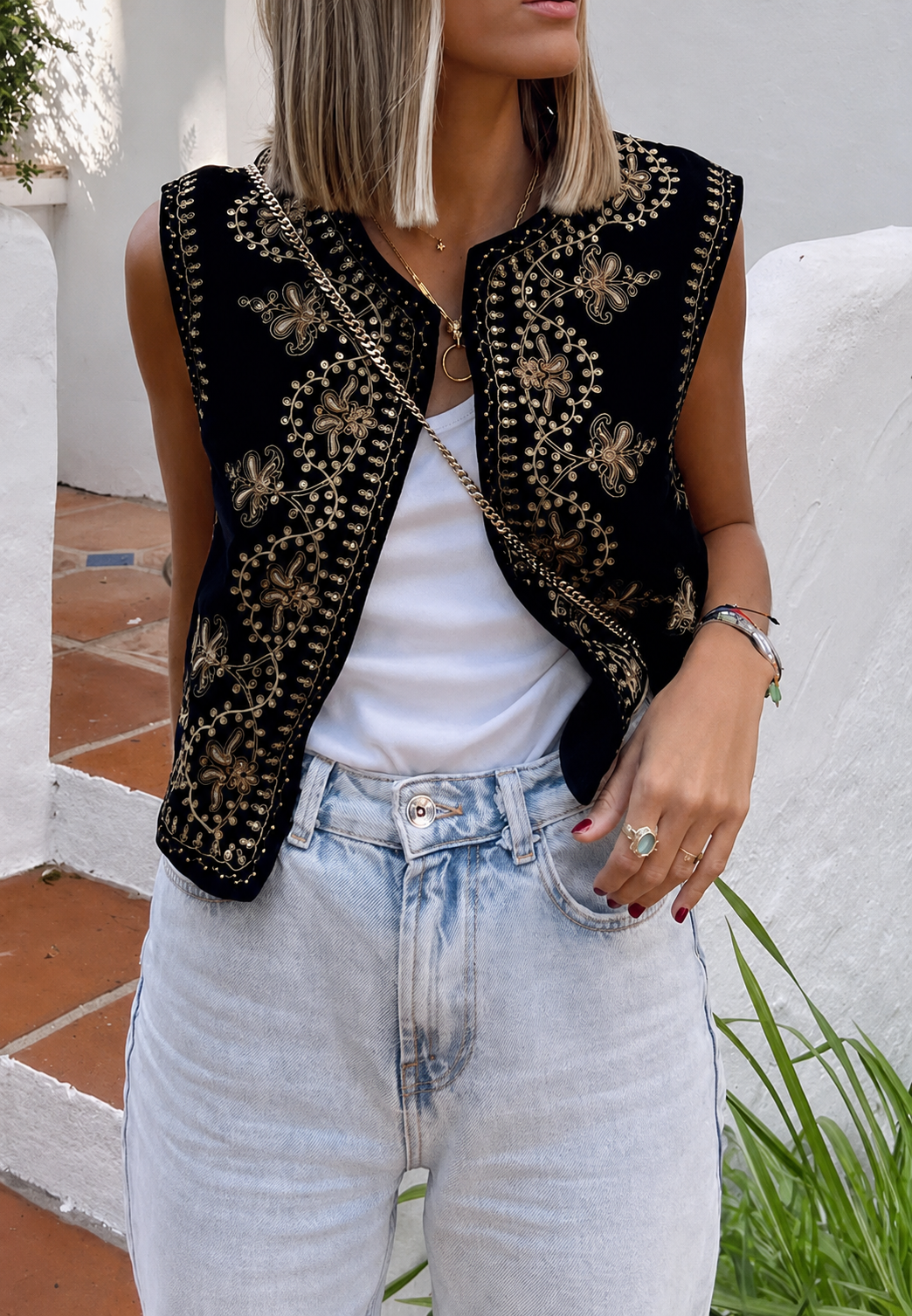 Veste légère sans manches en velours brodé floral pour femme, style chic et décontracté.