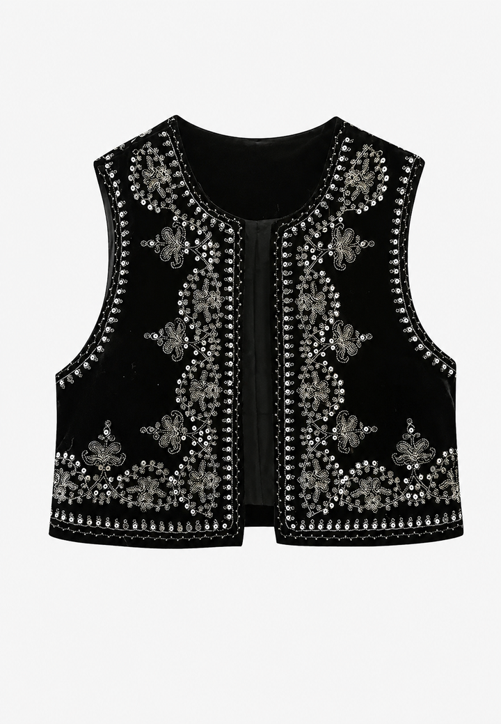 Détail gros plan du gilet femme en velours avec broderie florale multicolore délicate.