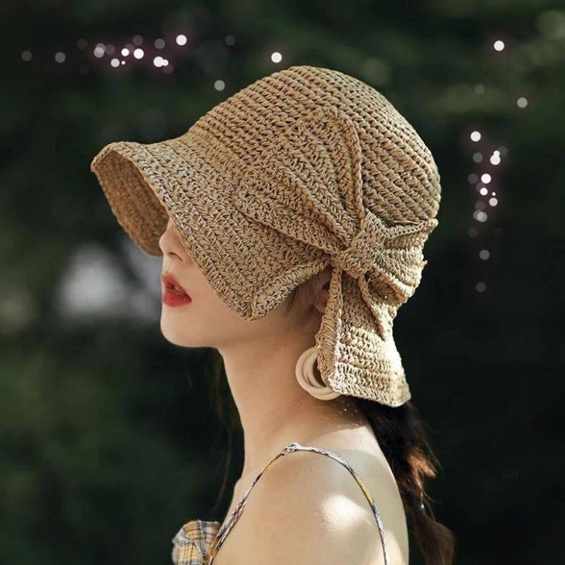 Chapeau d'été élégant pour femme avec grand bord et nœud. Idéal plage, protection solaire mode.