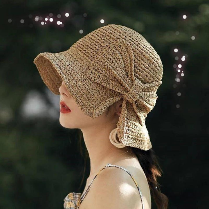 Chapeau d'été élégant pour femme avec grand bord et nœud. Idéal plage, protection solaire mode.