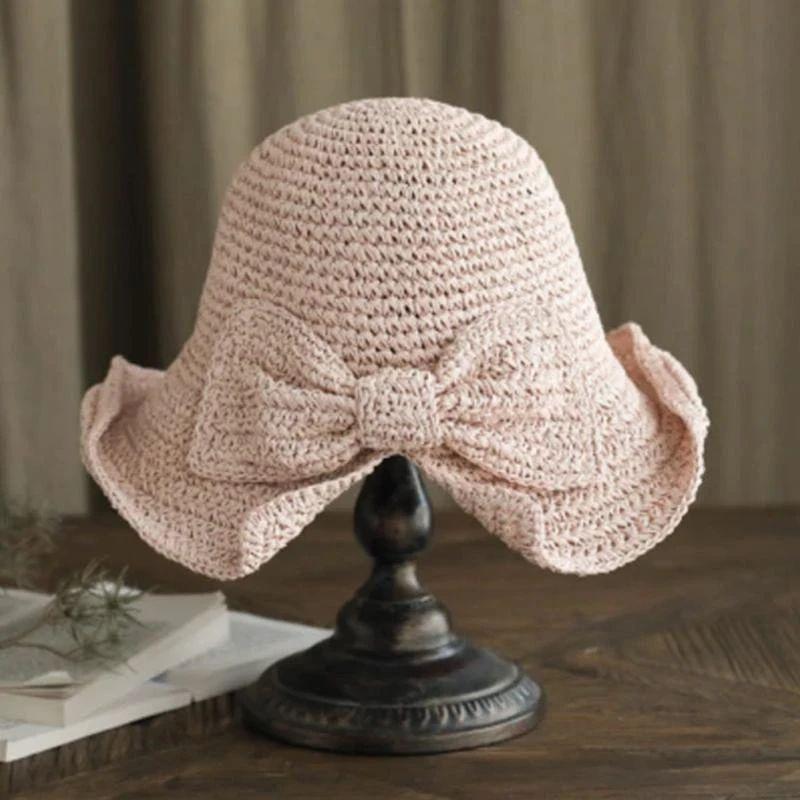 Accessoire mode femme : chapeau d'été élégant, grand bord, nœud. Parfait pour les vacances et la plage.