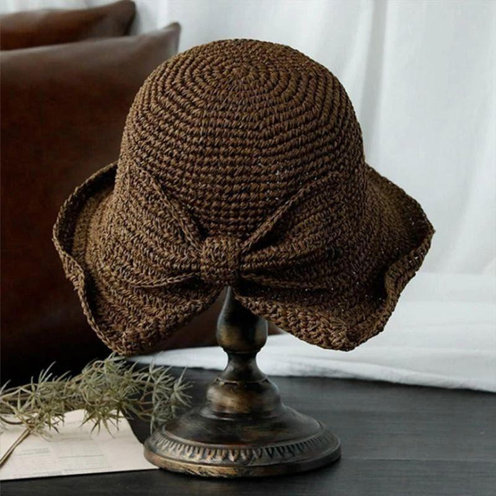 Chapeau femme estival avec grand bord. Protection solaire chic, accessoire mode indispensable pour l'été.