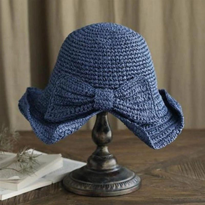 Chapeau de soleil femme avec grand bord, nœud. Accessoire mode été pour la plage, protection solaire élégante.