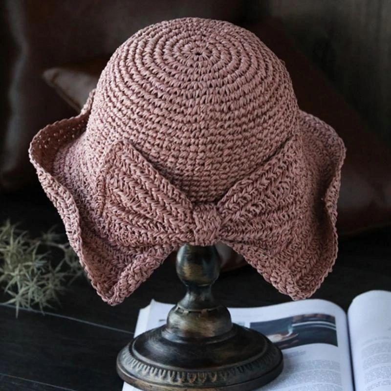Accessoire femme tendance : chapeau d'été avec grand bord et nœud, idéal pour protection solaire et style.