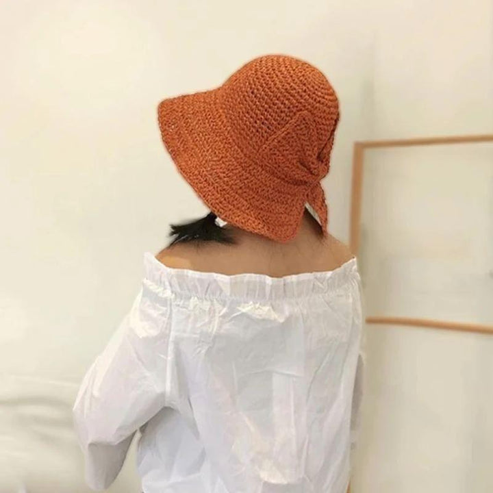 Chapeau de plage élégant pour femme, grand bord. Nœud chic, parfait pour l'été et une protection solaire mode.