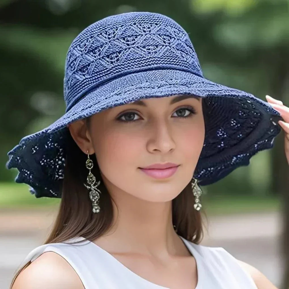 Chapeau d'été chic pour femme, large bord en crochet. Parfait accessoire mode pour plage ou ville.