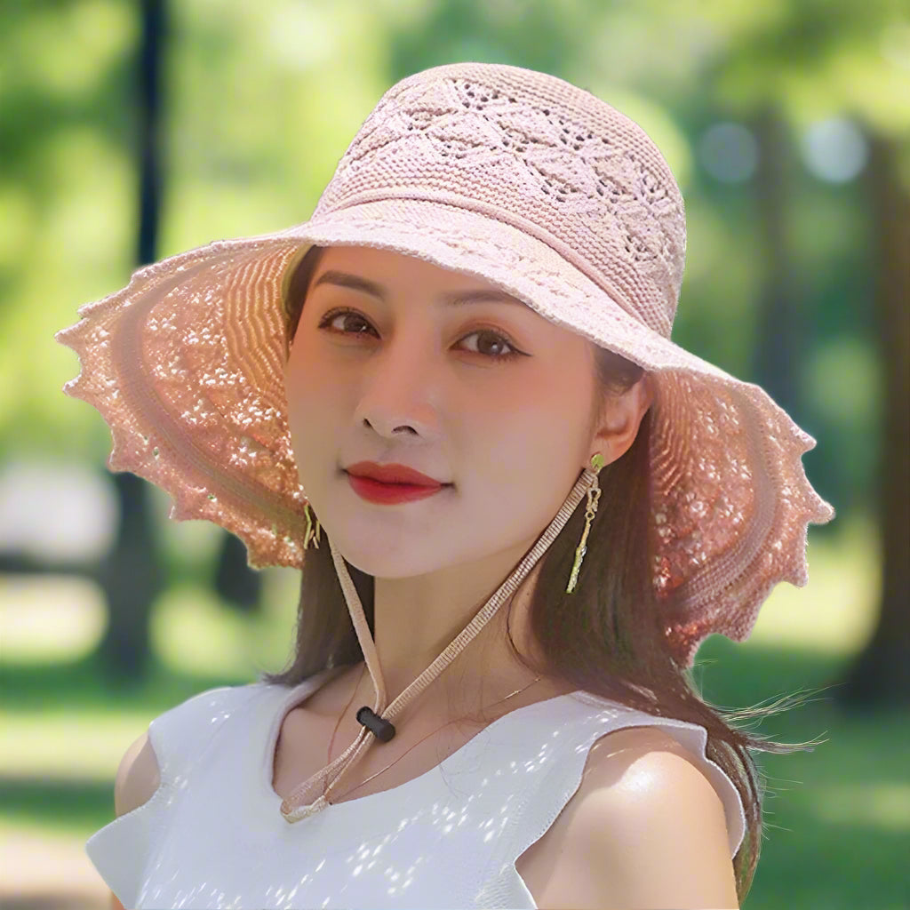 Chapeau femme polyvalent à large bord, avec subtil crochet. Idéal pour l'été, plage ou look décontracté chic.
