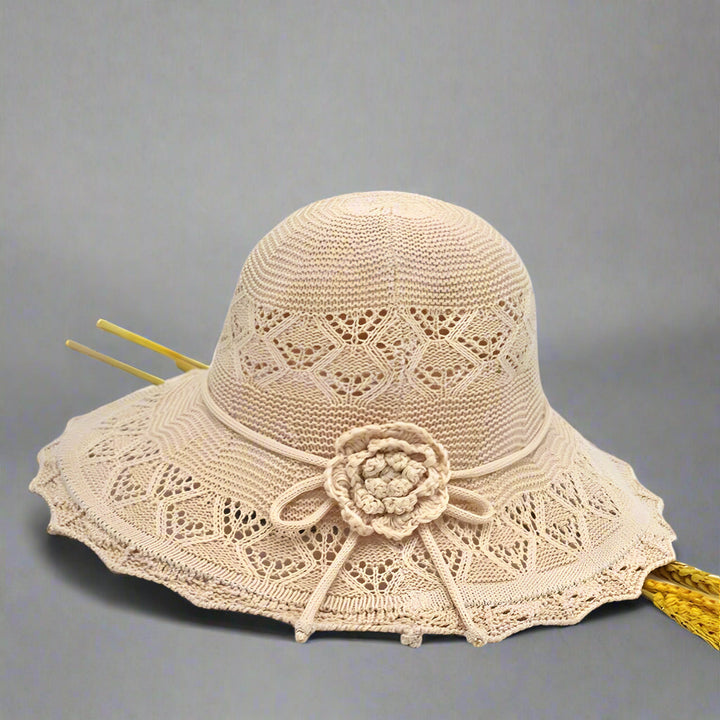 Chapeau d'été femme, large bord pour protection solaire. Design crochet tendance, parfait pour la plage.