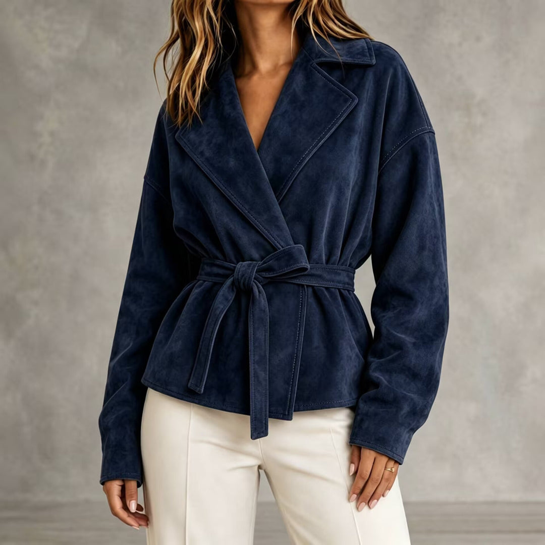 Veste femme sophistiquée et chic, courte, avec revers et ceinture, idéale pour l'automne.