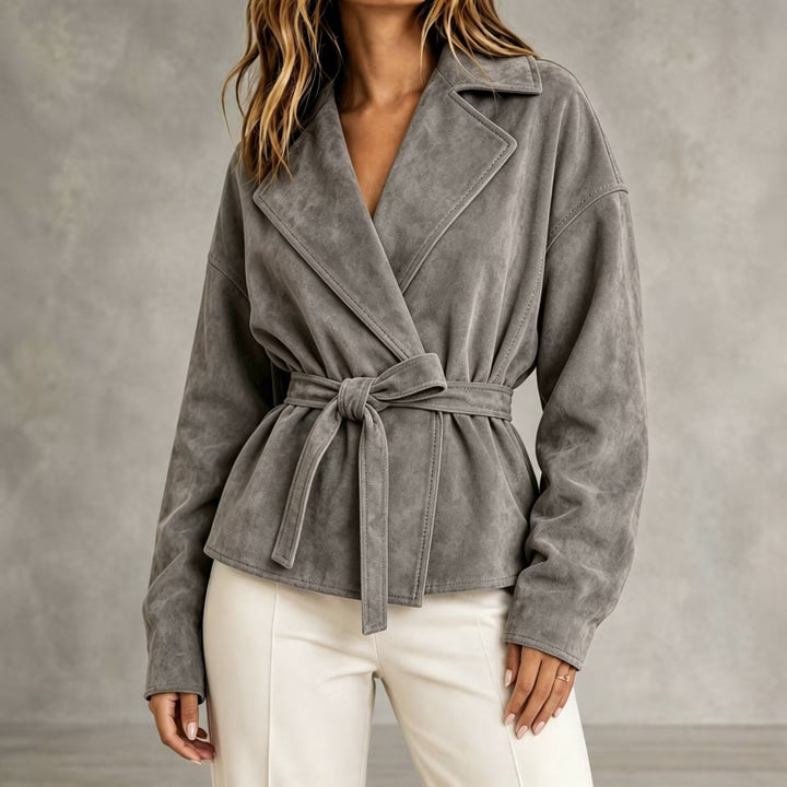 Veste femme chic et élégante, courte et ceinturée, avec revers stylés, pour un look automnal.