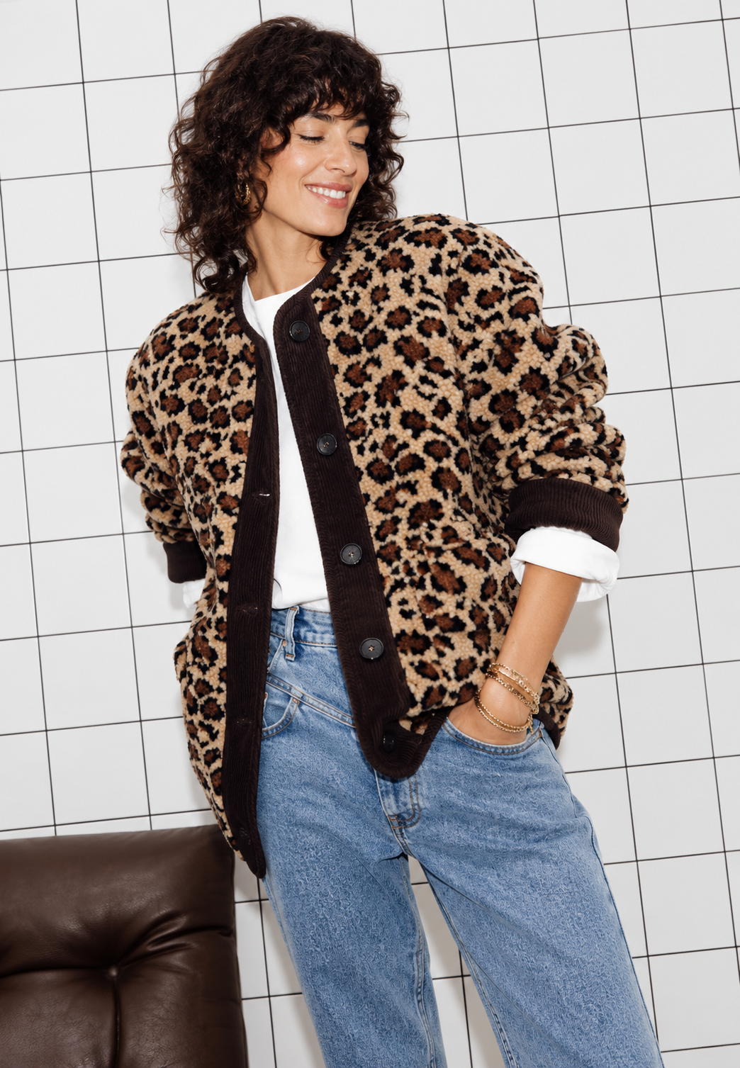 Veste femme chic imprimé léopard contrasté. Mode automne élégante, coupe droite, style unique.