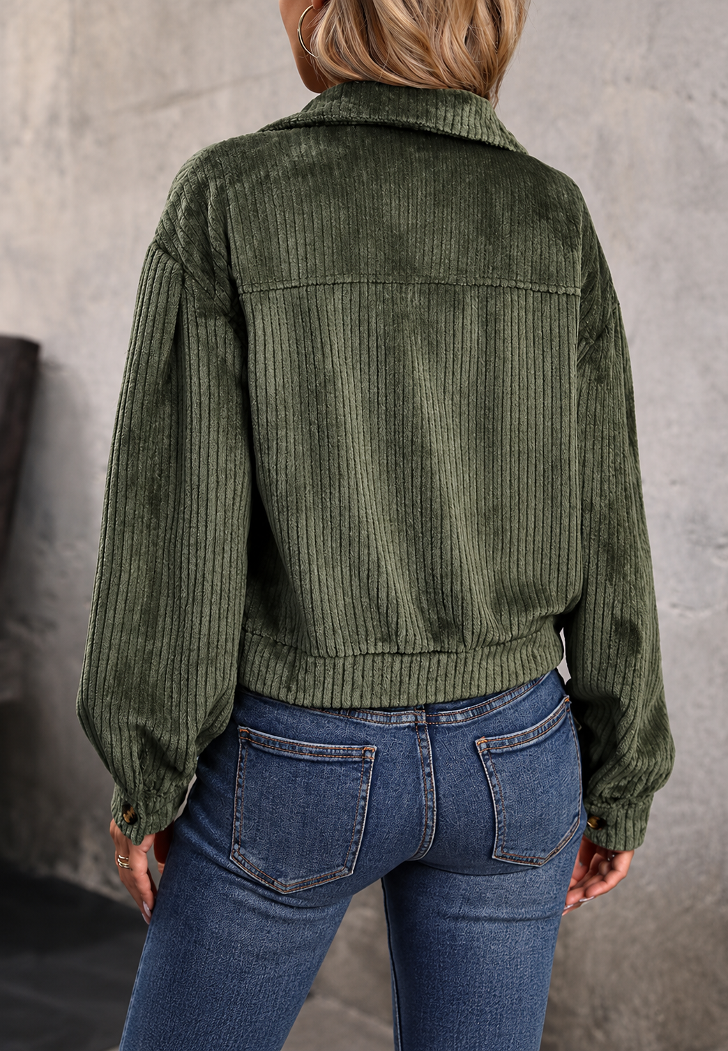 Détail de la veste courte femme vert militaire avec col chemise structuré et poches élégantes. Vêtement tendance.