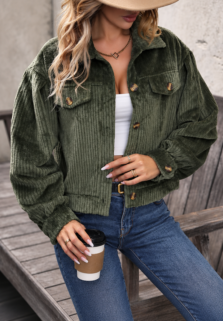 Veste courte chic femme vert militaire, col chemise et poches à rabat. Parfaite pour l'automne, tendance.