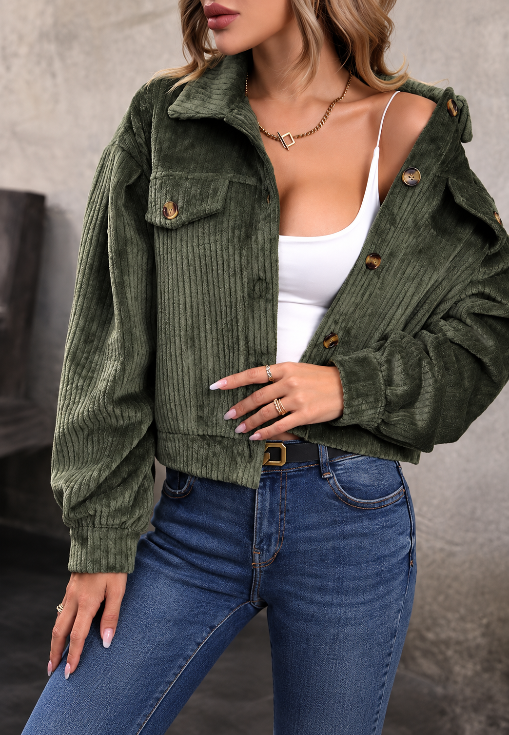 Veste chic femme vert militaire à col chemise, poches rabat. Style polyvalent pour la mode féminine d'automne.