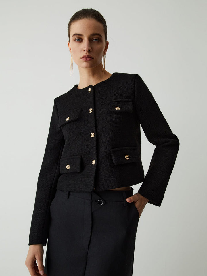 Veste courte femme chic avec boutons dorés, col rond. Idéale pour automne/printemps, style tailleur élégant.