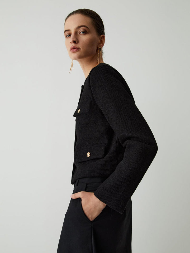 Veste courte femme style tailleur, polyvalente. Boutons dorés, col rond. Tendance mode féminine printemps.