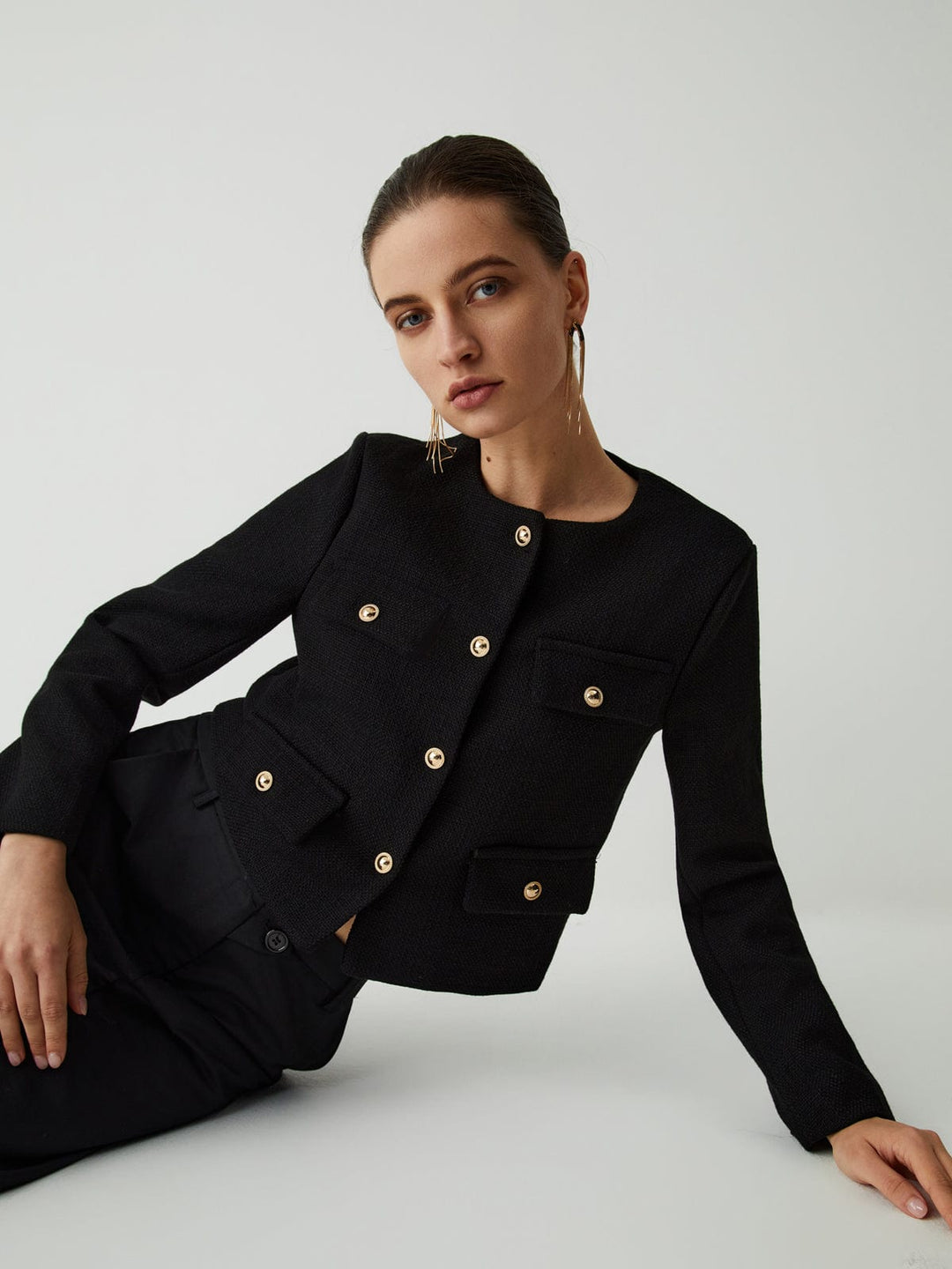 Veste courte femme, boutons dorés. Parfaite pour tenue élégante automne-printemps. Mode féminine, col rond.