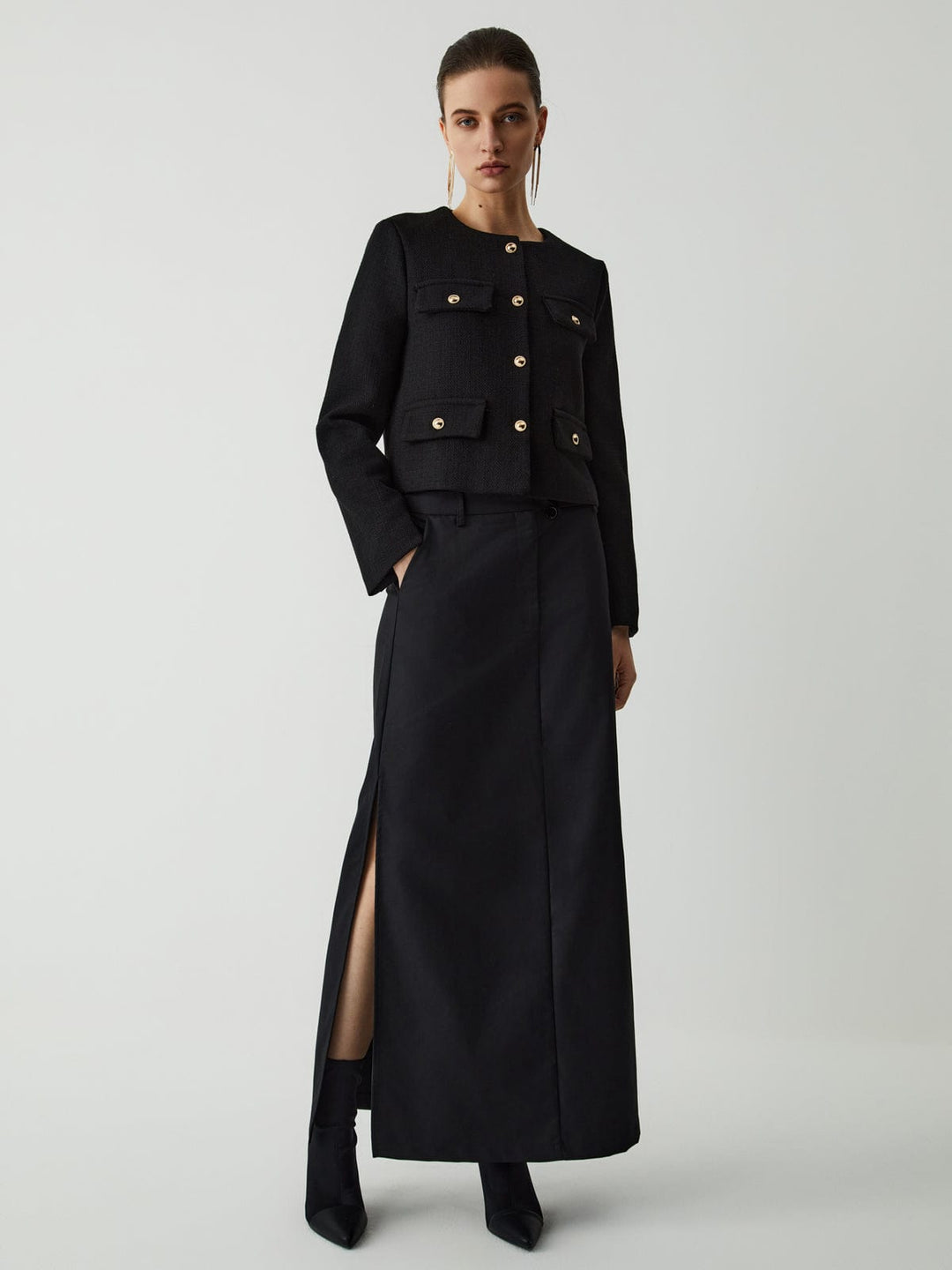 Veste courte femme moderne, boutons dorés élégants. Col rond, style tailleur. Chic et polyvalente pour la mode.