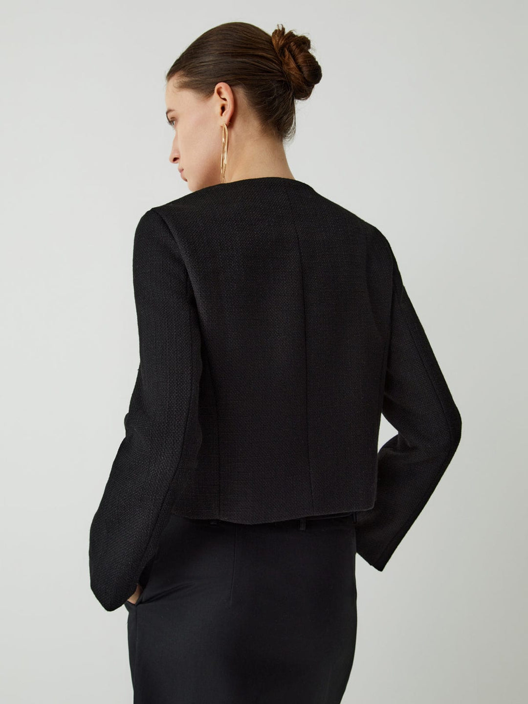 Veste courte femme tendance avec boutons dorés. Design chic, coupe élégante, idéale pour look automne/printemps.