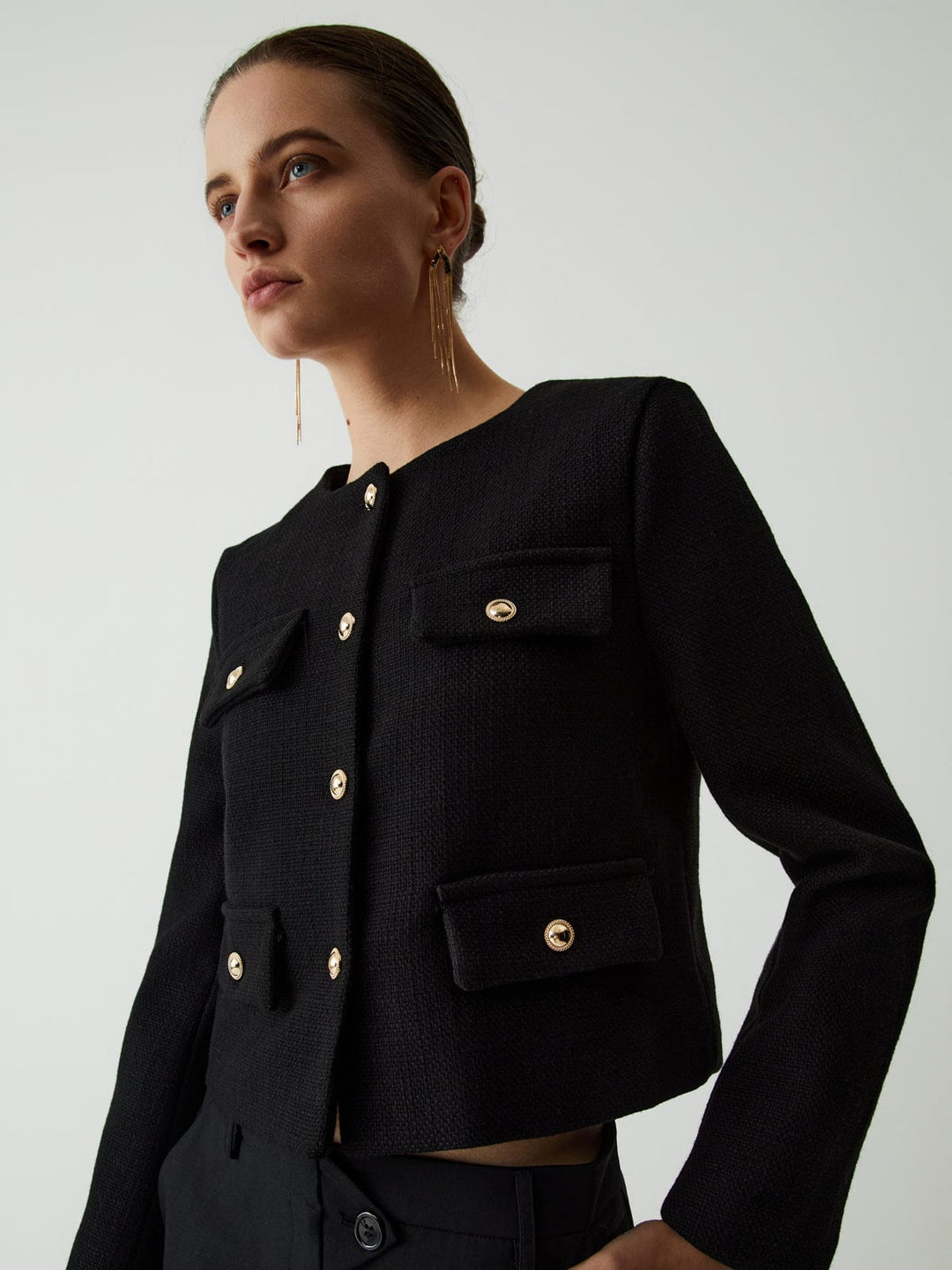 Veste femme élégante à coupe courte, boutons dorés. Parfaite pour un look chic et tendance en toute saison.