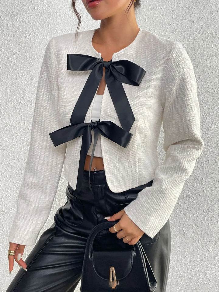 Veste courte design pour femme, élégante et raffinée, détails de nœuds uniques, style chic et féminin.
