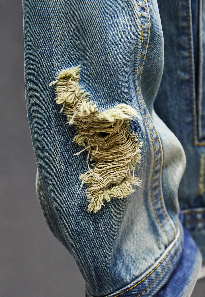 Look décontracté avec cette veste en jean homme slim, style déchiré, effet délavé. Parfaite pour l'automne.
