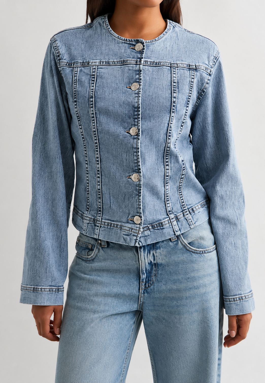 Veste femme chic bleue, cintrée, col rond. Style moderne et ajusté, parfaite pour les journées de printemps.