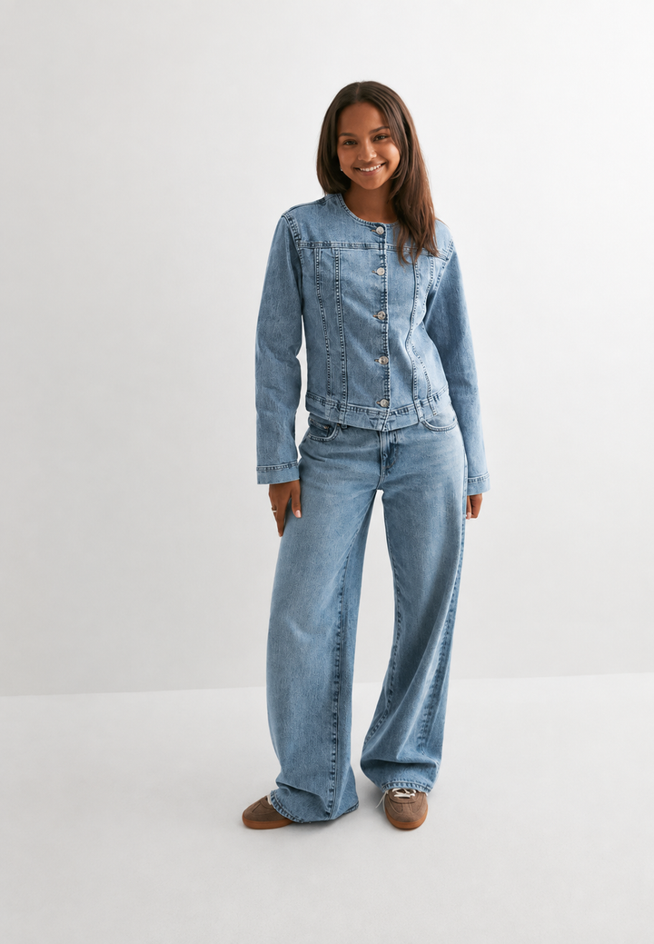 Veste élégante femme, cintrée, col rond, parfaite pour le printemps/été. Mode féminine ajustée et moderne.