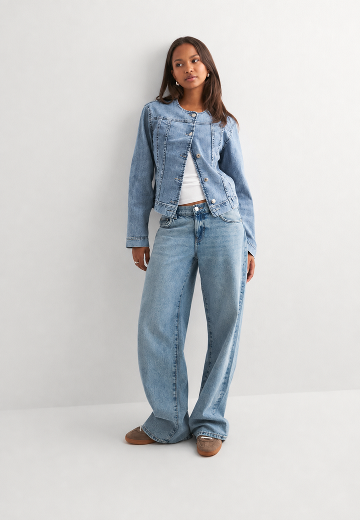 Veste femme ajustée bleue, cintrée à col rond. Un vêtement élégant et confortable pour la mode printemps-été.