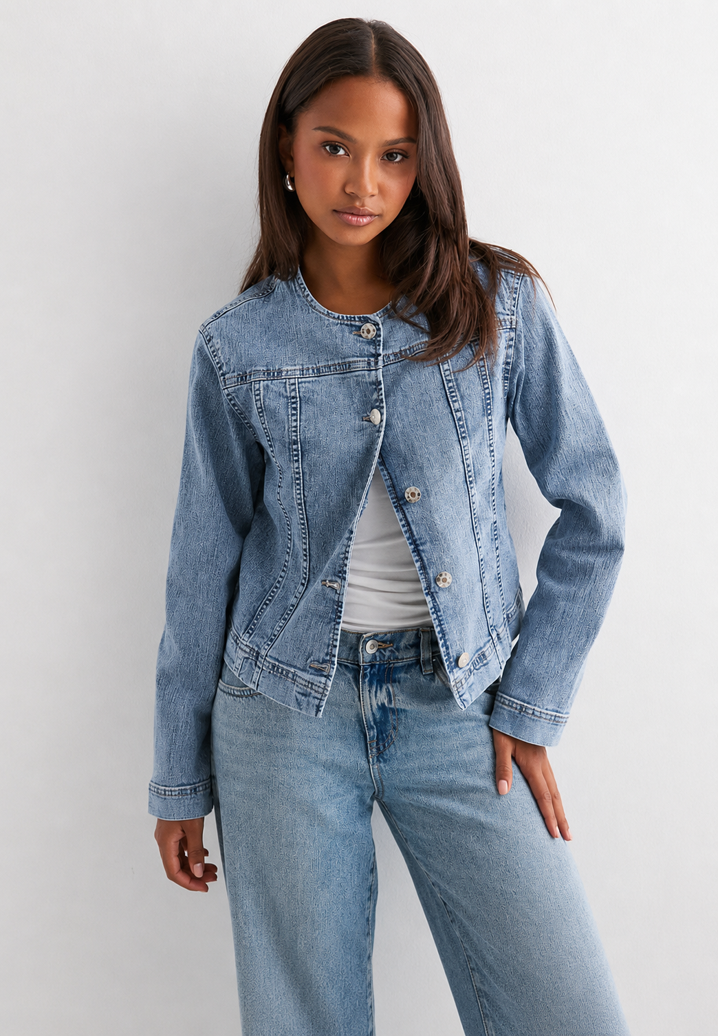 Veste femme cintrée bleu marine à col rond, élégante et ajustée pour un look printanier chic. Idéale mode été.