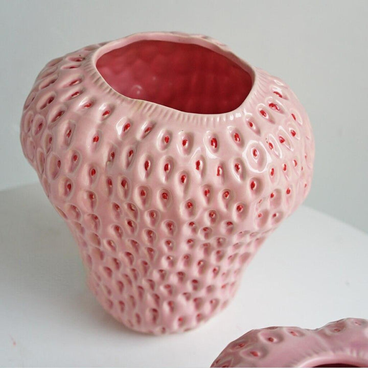Vase en céramique fraise pour accueillir vos fleurs. Sublime la décoration de votre intérieur avec charme.