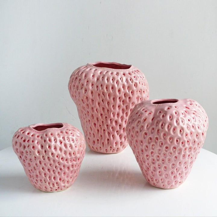 Élégant vase décoratif en céramique fraise brillante. Ajoute une touche charmante à votre décoration intérieure.