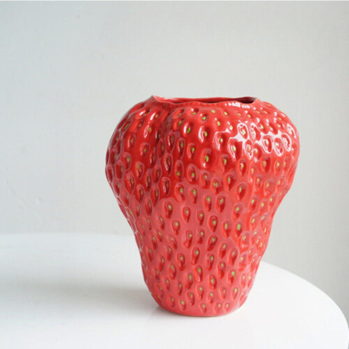 Vase céramique design fraise, finition texturée, ajout décoratif charmant et coloré pour l'intérieur.