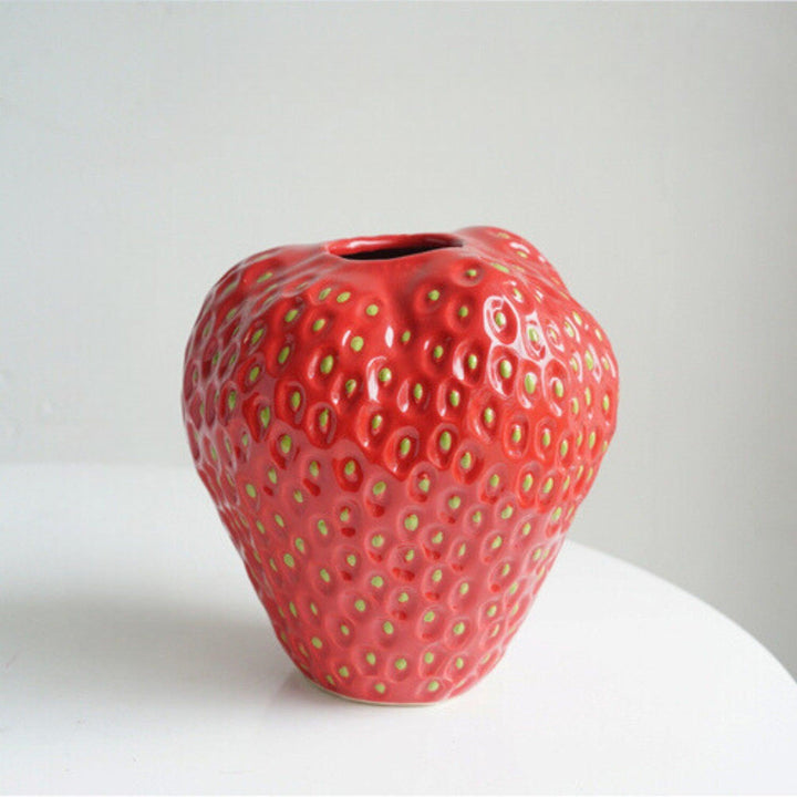 Vase en céramique sculpté fraise, couleurs rose et rouge éclatantes, élément décoratif maison.