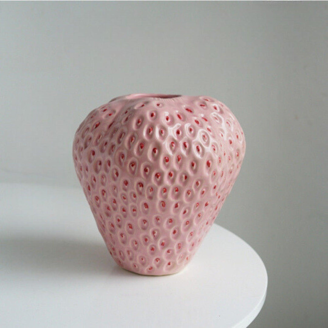 Créez un intérieur unique avec ce vase décoratif en céramique en forme de fraise. Original et moderne.