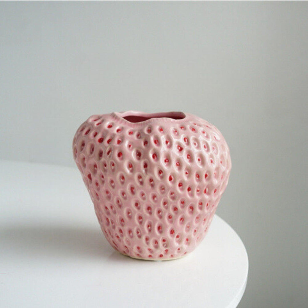 Vase décoratif fraise en céramique. Objet unique pour mettre en valeur vos fleurs et décorer votre maison.