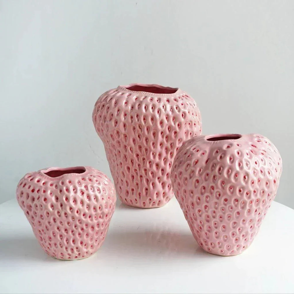 Original vase céramique fraise. Apporte une touche unique et charmante à la décoration de votre maison.