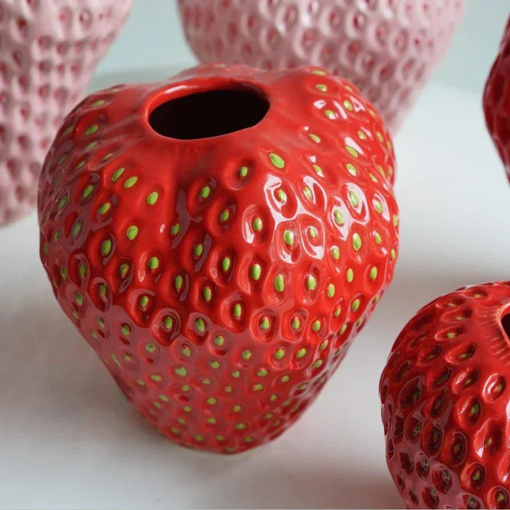 Vase en céramique texturée fraise, rose et rouge vibrant, pièce décorative originale pour le salon.