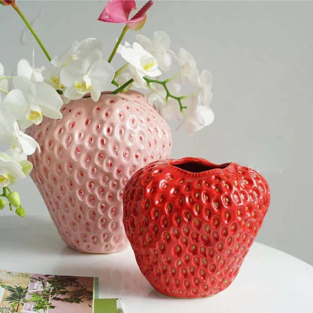 Vase décoratif en céramique, forme de fraise unique, finition texturée rose et rouge pour l'intérieur.