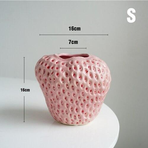 Cadeau idéal : vase en céramique fraise. Un objet décoratif unique et charmant pour toute maison.