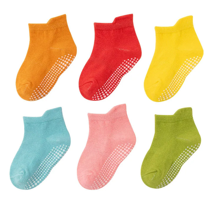 Chaussettes enfant antidérapantes avec picots, assurant une adhérence maximale et la sécurité de bébé en jeu.