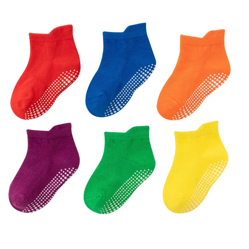 Lot de 6 chaussettes antidérapantes colorées pour enfants, confortables et sûres pour les activités intérieures.