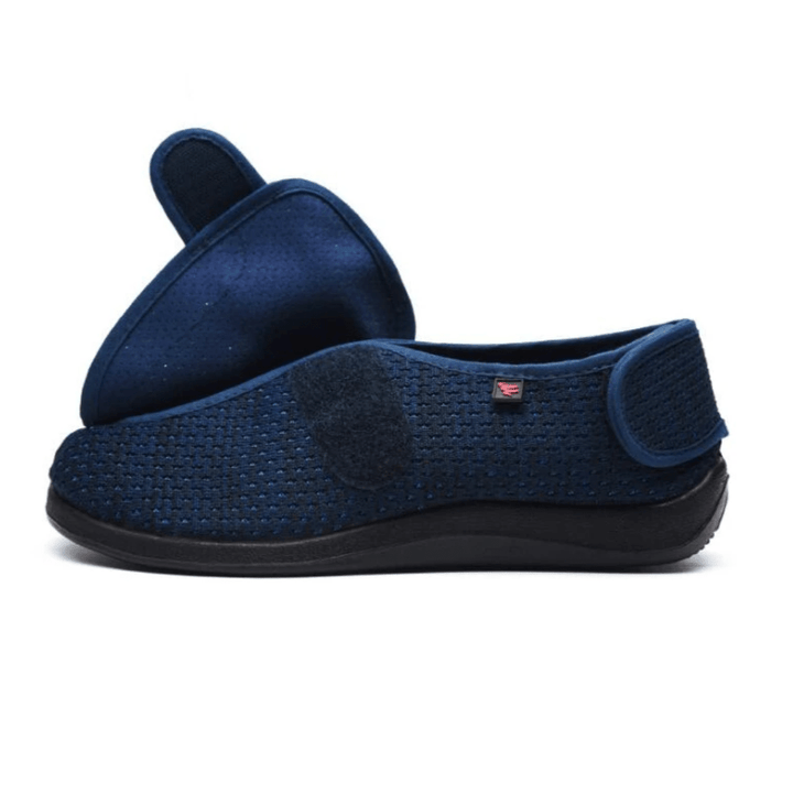 Paire de chaussons bien-être pour femme senior, en maille douce avec scratch, parfaits pour les pieds sensibles.