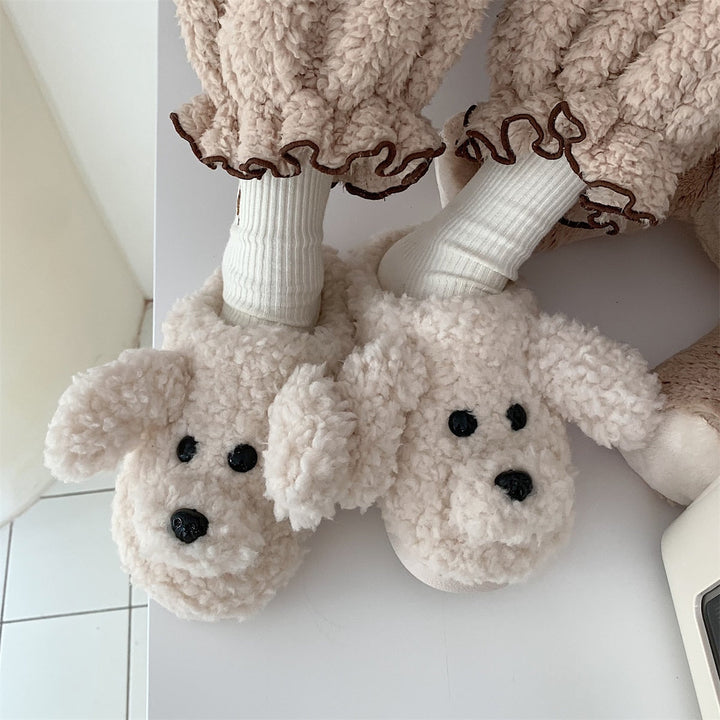 Paire de chaussons animaux mignons en peluche, offrant un confort optimal et une chaleur douillette.