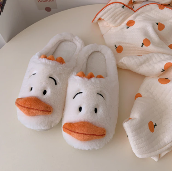 Pantoufles animaux douillettes et confortables, idéales pour toute la famille lors des soirées d'hiver.