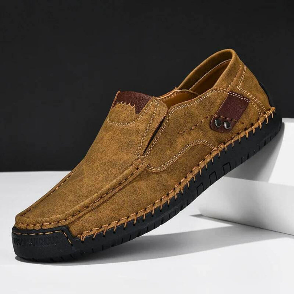 Chaussures homme à enfiler confortables, avec soutien orthopédique pour équilibre et marche quotidienne.